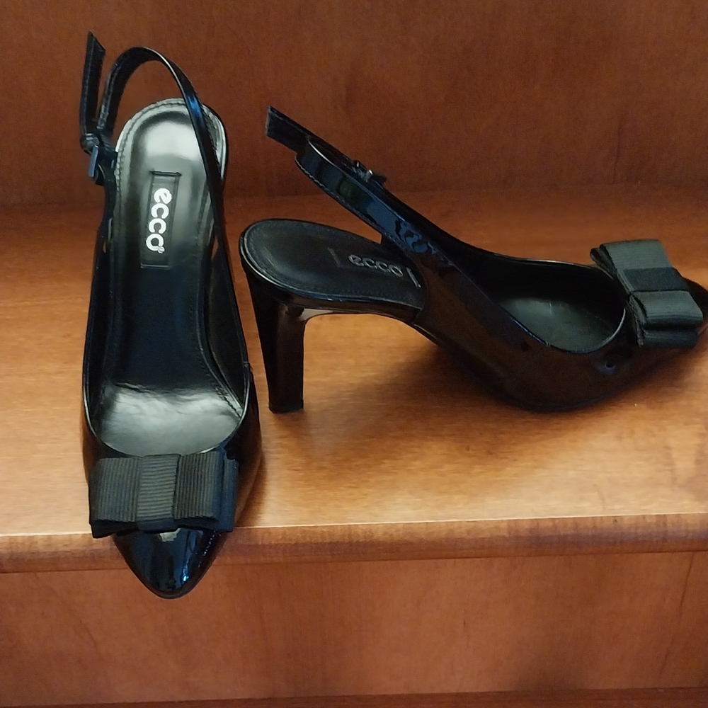 👠Brand new Ecco black patent heels